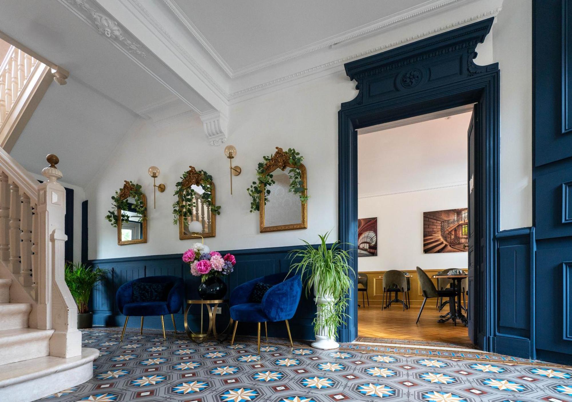 Hotel Des Dauphins Bourgoin-Jallieu Exterior photo